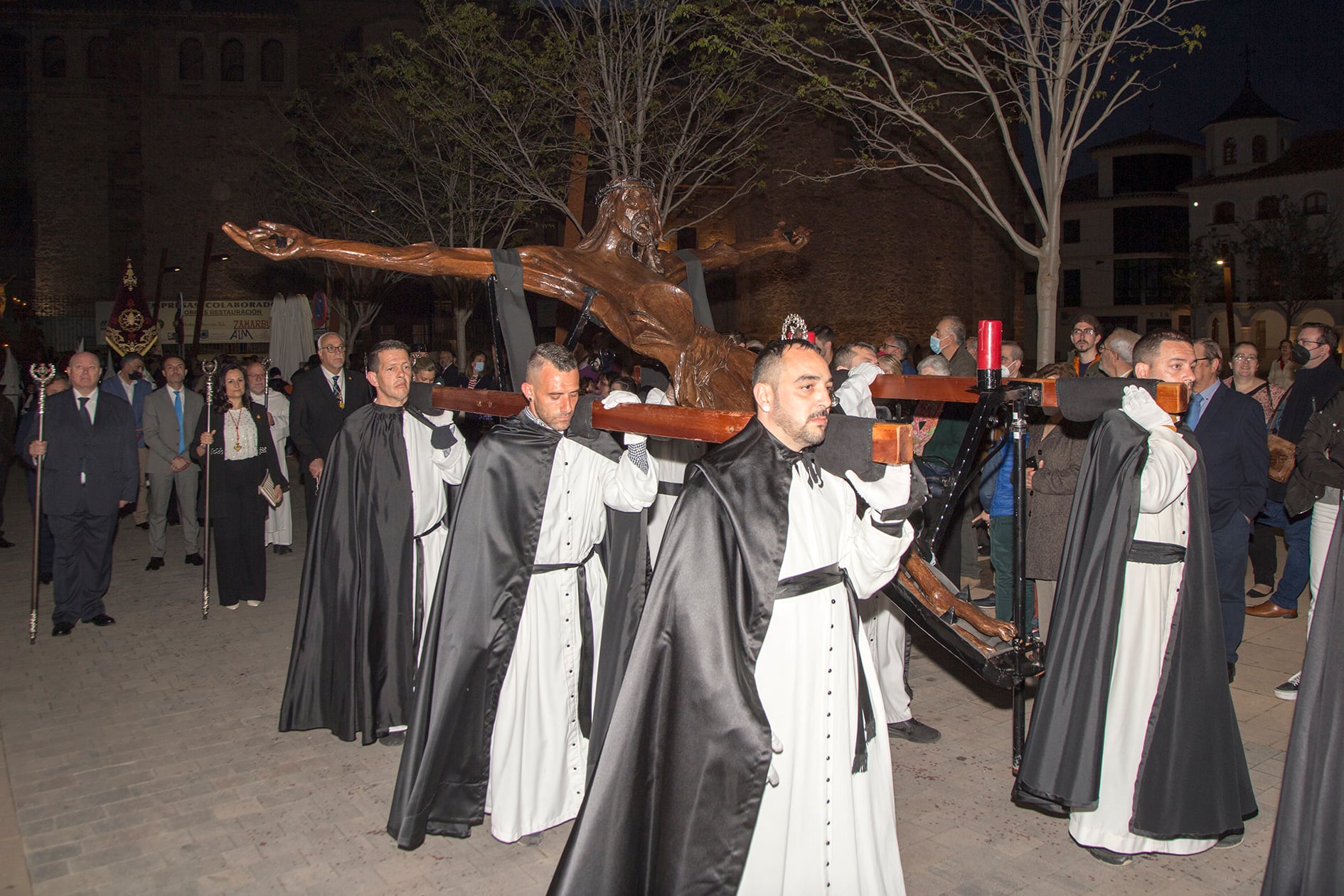 Internos del Centro Penitenciario de Herrera de La Mancha portando el Cristo de la cárcel en Manzanares