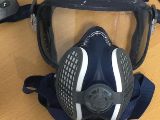 Mascarilla que suele utilizarse para determinadas labores en el campo y que el Dr. García emplea en su consulta para protegerse frente a la COVID-19