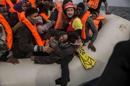 Su misión es rescatar del mar a los refugiados que llegan a Europa huyendo de conflictos bélicos, persecución o pobreza