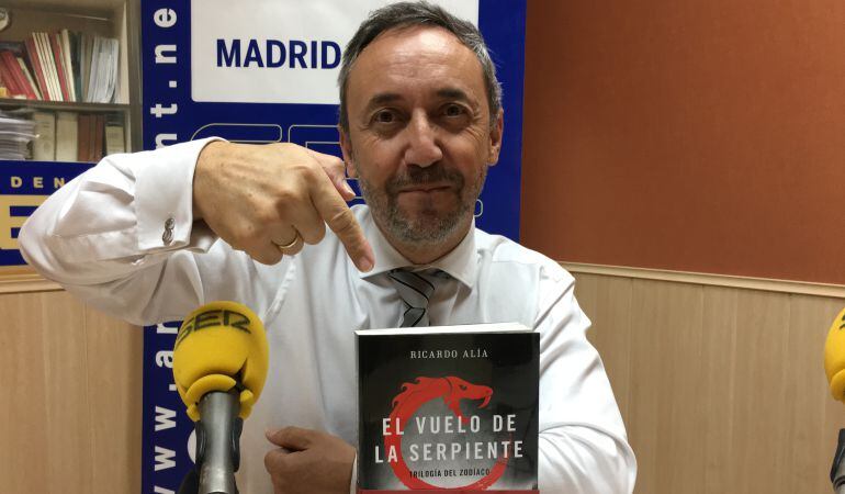 Chema Contreras, director de Rincón Literario, con uno de los libros que hoy hemos recomendado