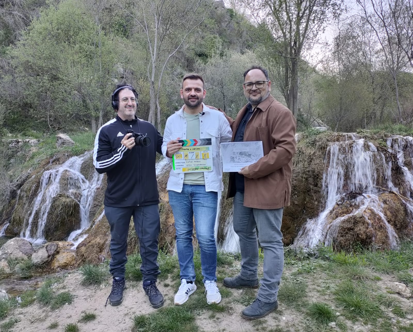 De izquierda a derecha, el fotógrafo Emilio Schargorodsky; José Lara, vecino de Santiago Pontones, y Luisje Moyano, director del documental.