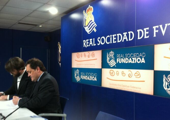 Ivan Pérez y jokin Aperribay durante la firma del acuerdo esta mañana en Anoeta.