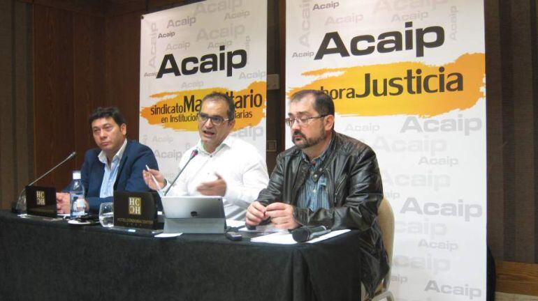 El presidente de ACAIP, José Luis Pascual, en el centro de la mesa.