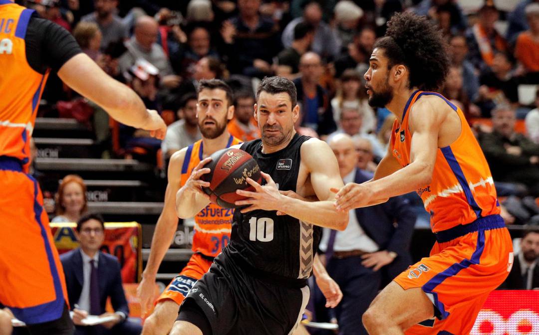 GRAFCVA1630. VALENCIA, El escolta del Retabet Bilbao, Rafa Martínez, trata de superar la defensa del ala pivot francés del Valencia Basket, Louis Labeyrie, durante el partido correspondiente a la vigésima jornada de la Liga Endesa disputado esta noche en el pabellón de la Fuente de San Luis. EFE, Manuel Bruque