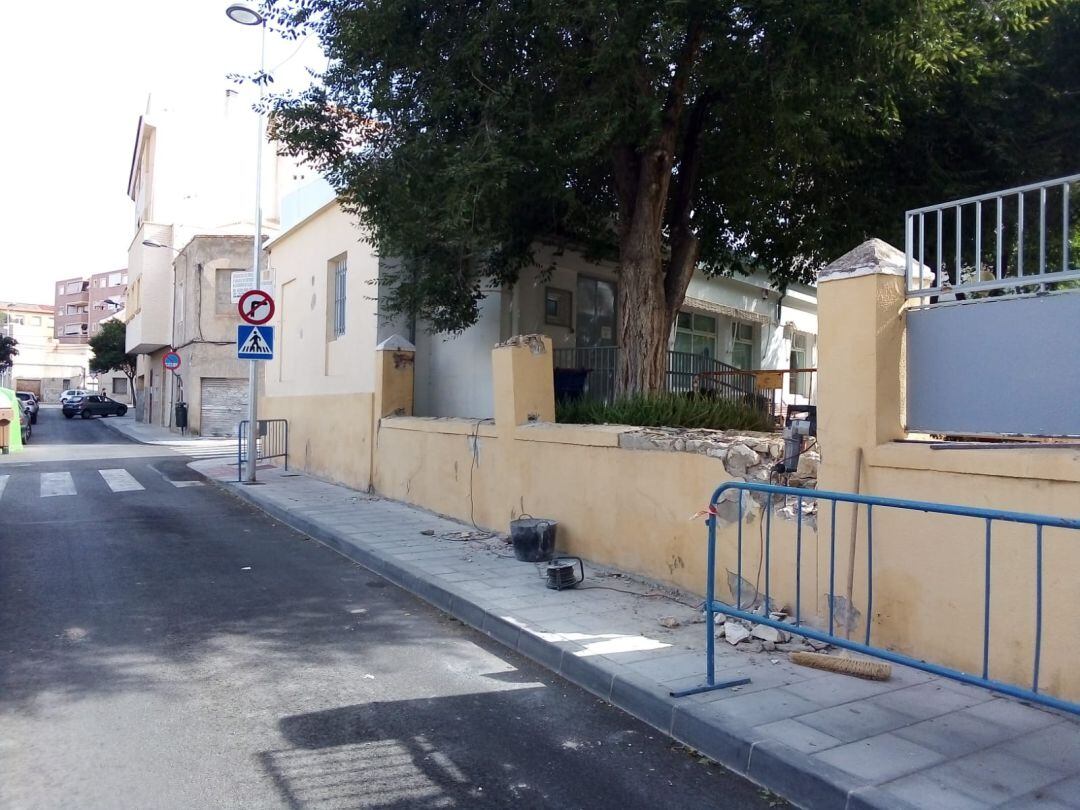 Trabajos de mantenimiento en la calle Ramón Nocelda de Elda