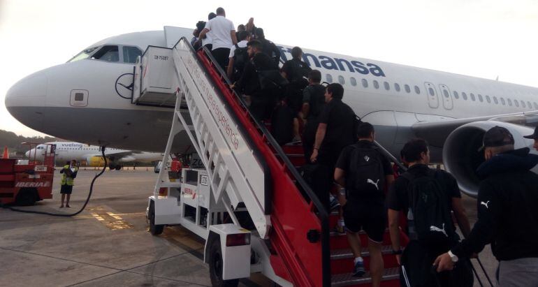 La plantilla del Eibar coge el vuelo que le ha llevado desde Biarritz hasta Austria