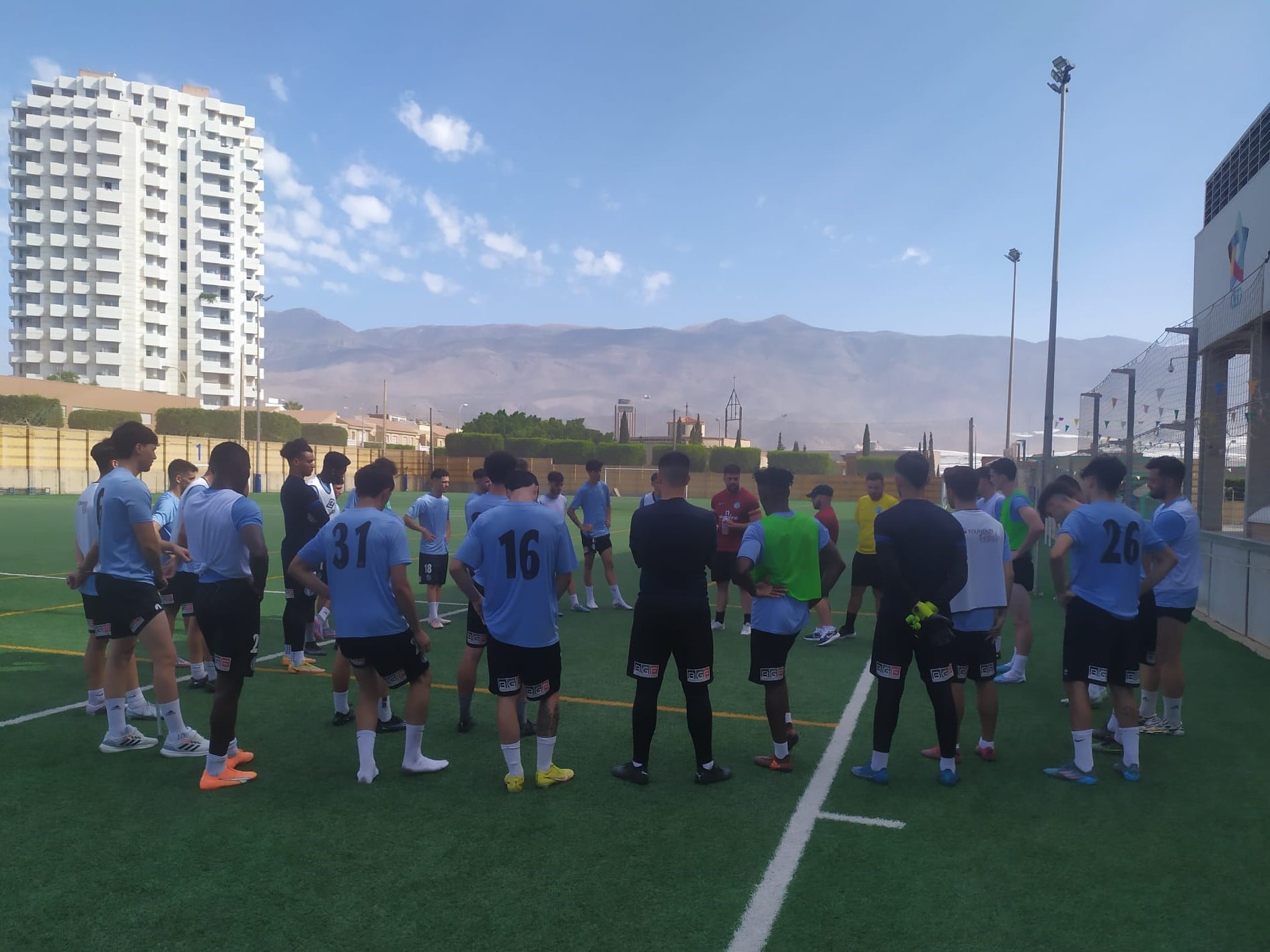 La plantilla del Poli Ejido trabajando en el Anexo de Santo Domingo.