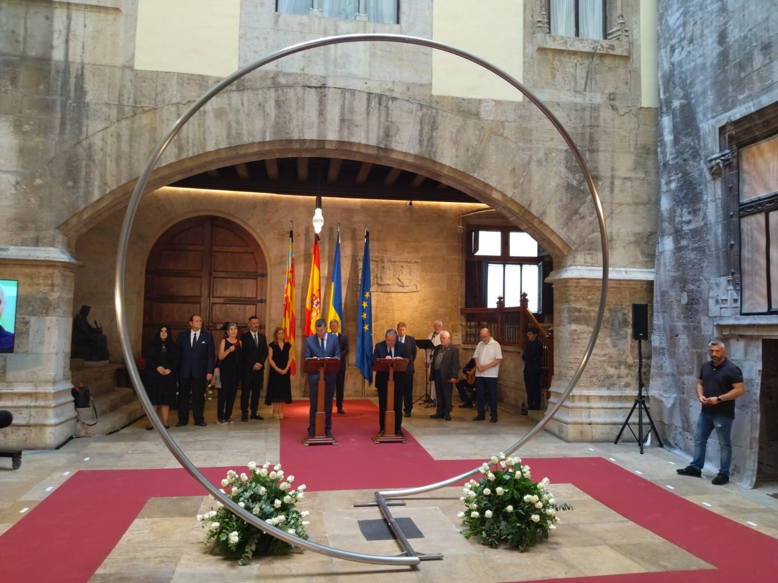 El president de la Generaliat Ximo Puig y el presidente de la Fundación Valenciana de Estudios Avanzados, Vicente Boluda, han sido los primeros en firmar el libro de condolencias