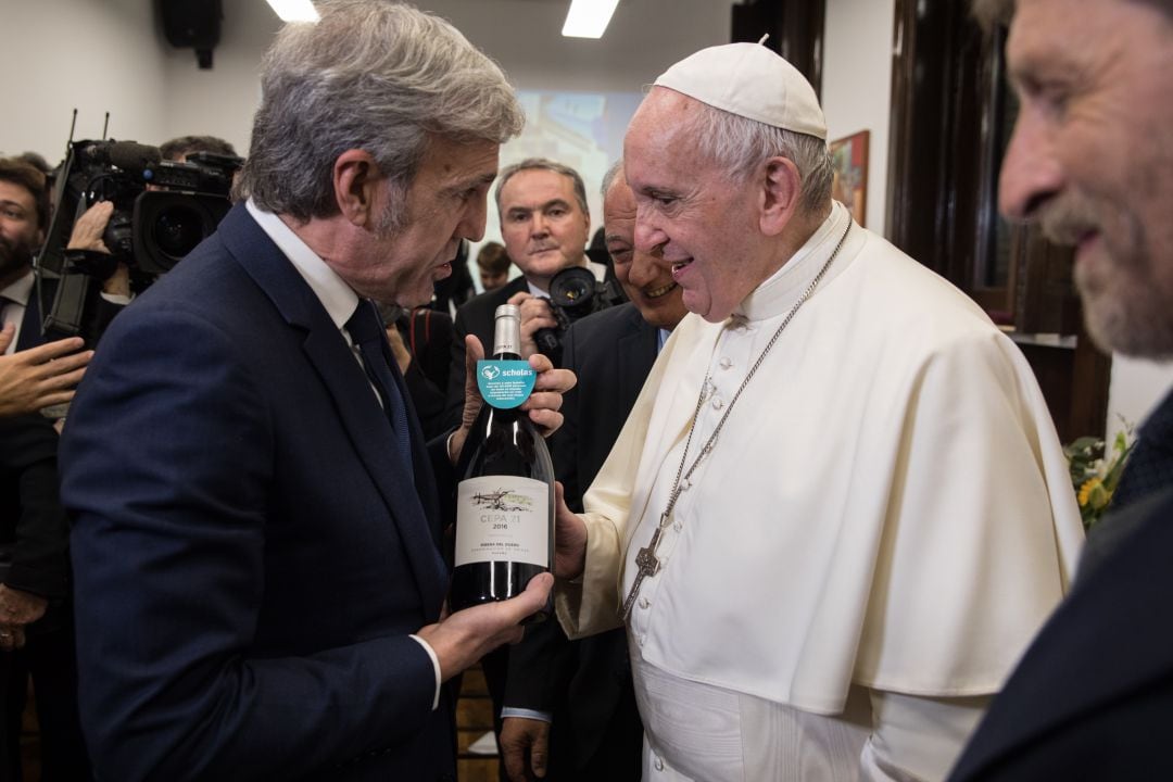 José Moro entrega una botella de Cepa 21 2016 a Su Santidad el Papa Francisco en su encuentro en la Ciudad del Vaticano