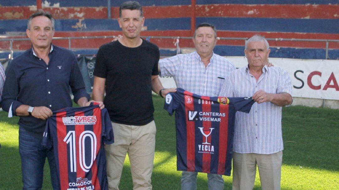 José Alemany, a la izquerda, junto a Sandroni y el presidente del Yeclano