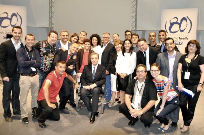 Foto de familia de Radio Club Tenerife, con Iñaki Gabilondo