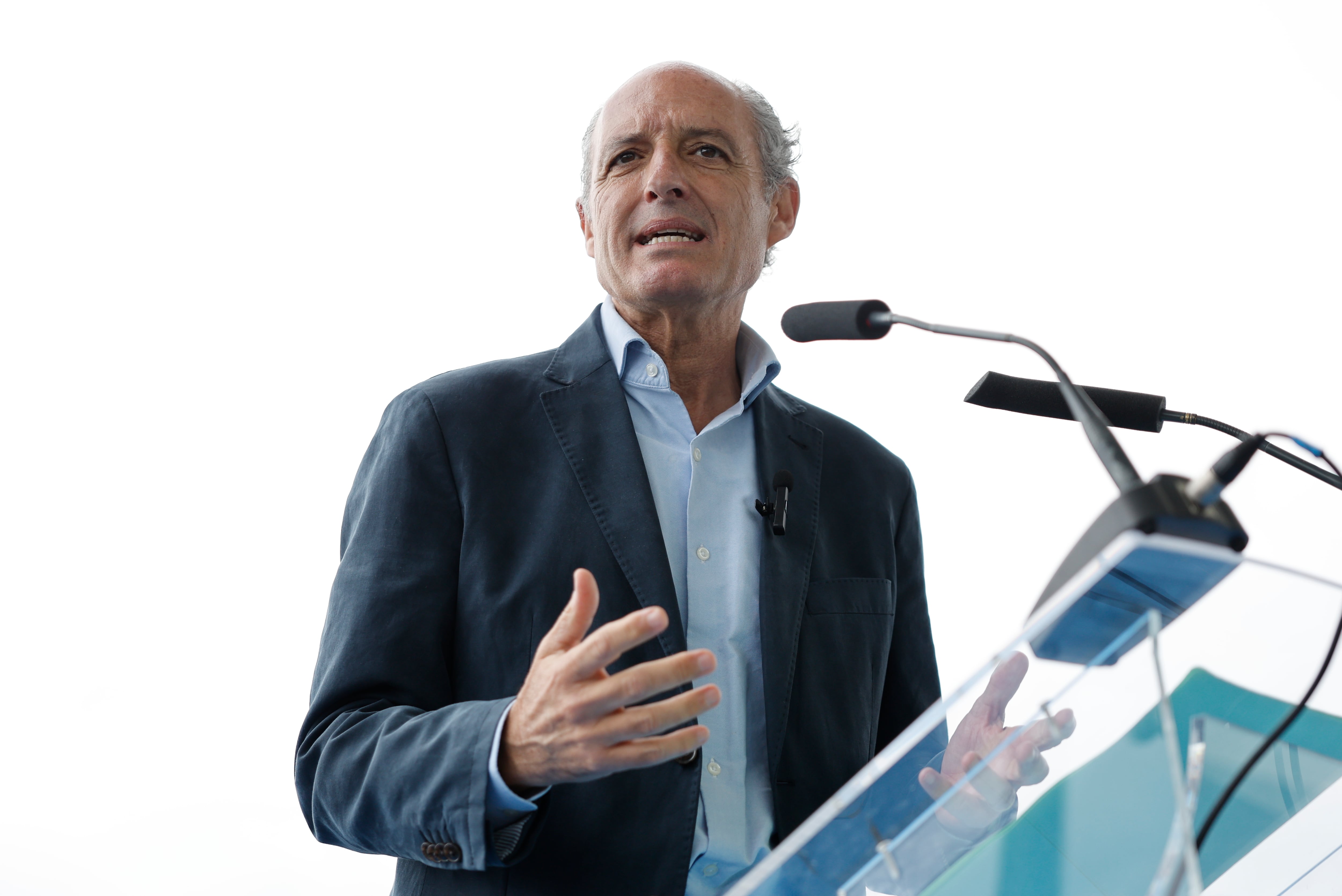 El expresident de la Generalitat y expresidente del PP de la Comunitat Valenciana Francisco Camps da un discurso durante un acto celebrado este sábado en Valencia para reencontrarse &quot;con quienes hicieron grande al Partido Popular&quot; al cumplirse tres décadas de la llegada del PP al Gobierno valenciano. 