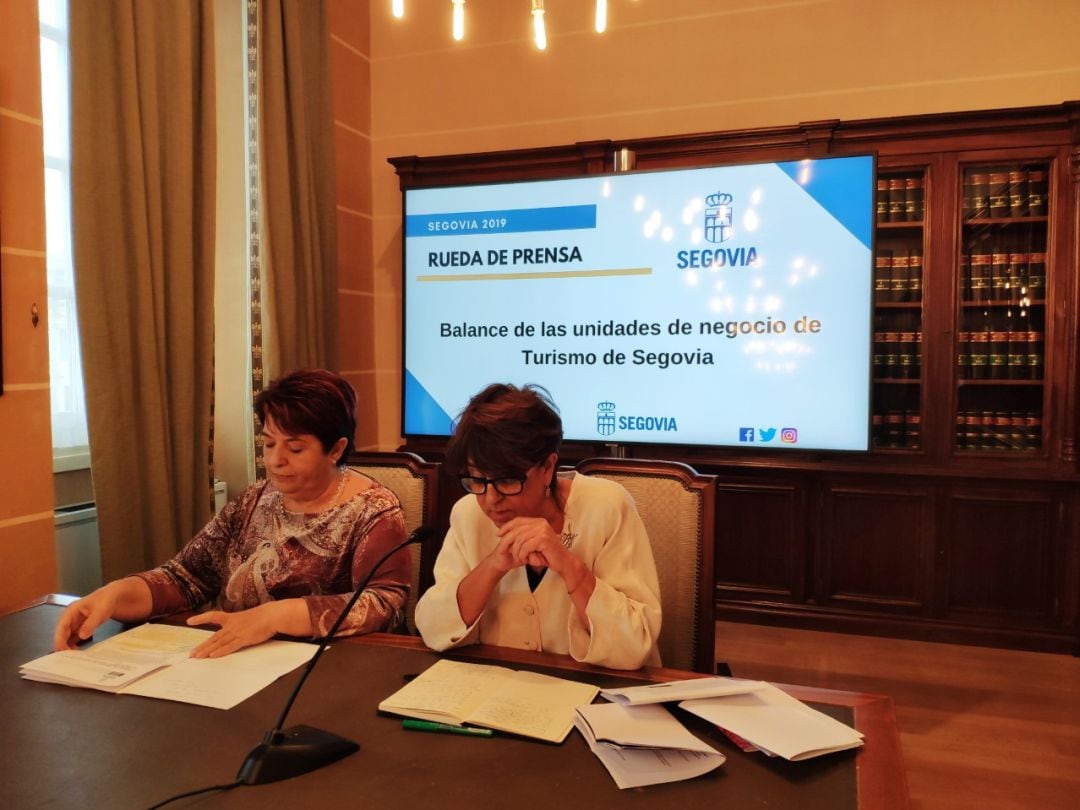 La concejala de Turismo, Claudia de Santos, junto a la alcaldesa, Clara Luquero, en la presentación de los datos económicos de Turismo de Segovia