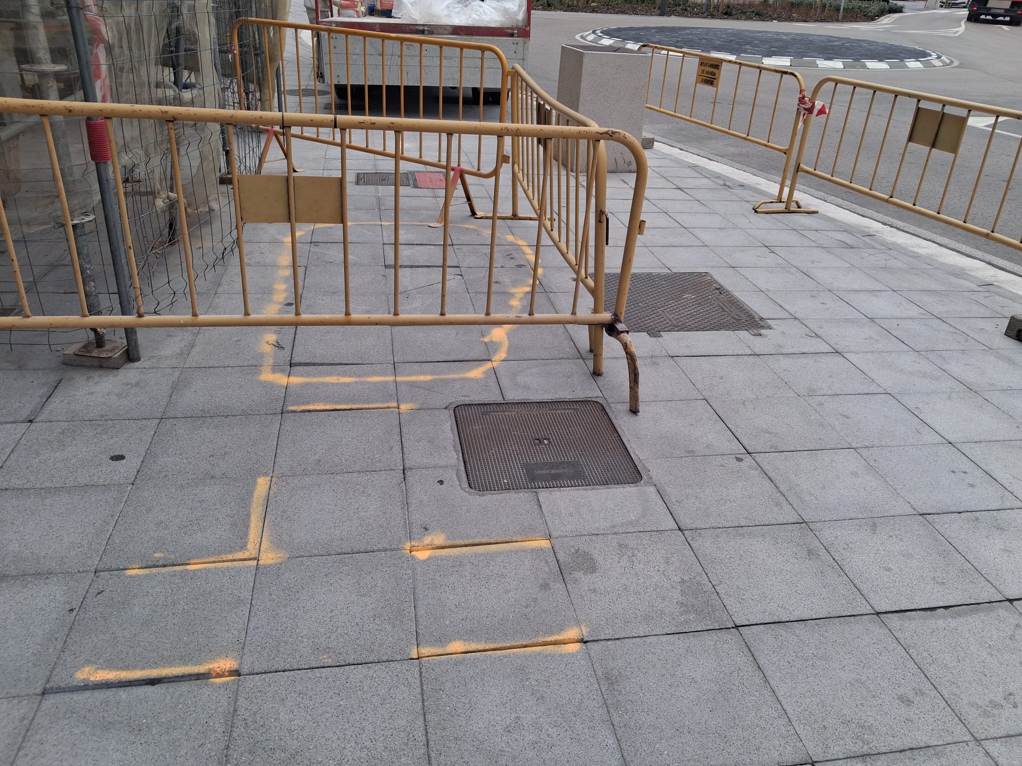 Algunas de las baldosas deterioradas en la Plaza de la Virgencilla ya han sido señaladas por los servicios municipales