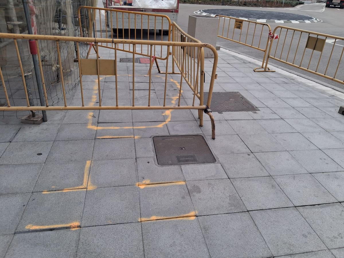 El Ayuntamiento investiga las causas y eventuales responsabilidades por las deficiencias en el nuevo pavimento de la Plaza de la Virgencilla