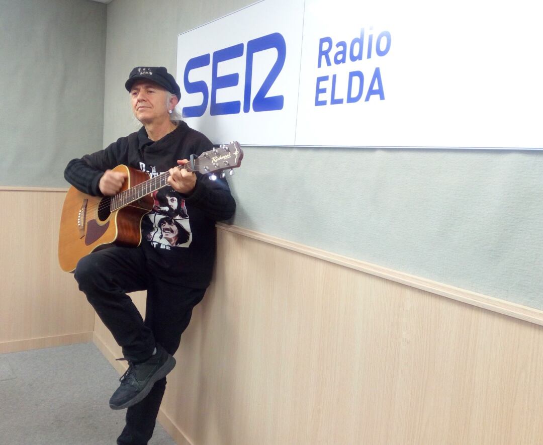 Luis Bustamante en el estudio de Radio Elda