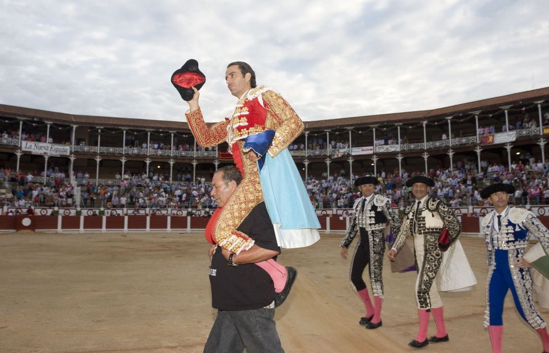 Miguel Ángel Perera saliendo a hombros en la Feria Taurina de Begoña. 