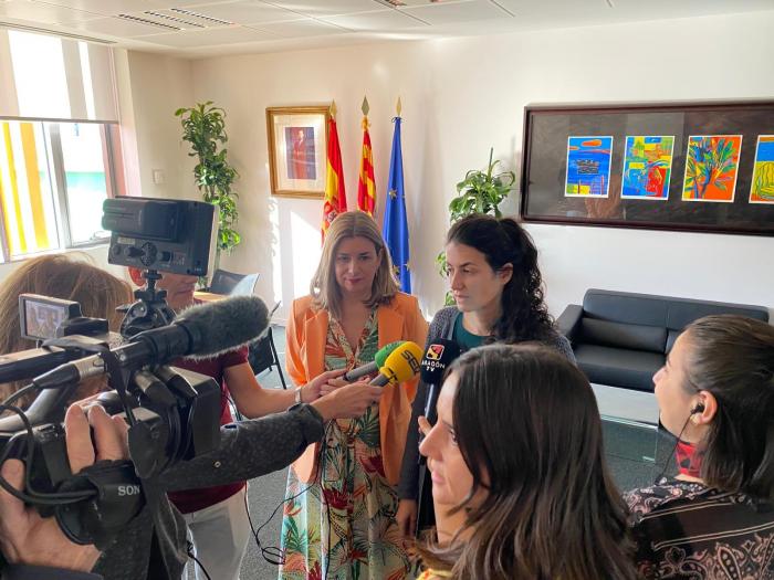 La consejera de Empleo, Ciencia y Universidades, Claudia Pérez Forniés, recibiendo a la científica oscense Pepa Martínez Pérez, galardonada con el Premio Nacional de Investigación para jóvenes 2025