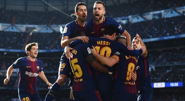 Los jugadores del Barcelona celebran el gol de Messi de penalti.