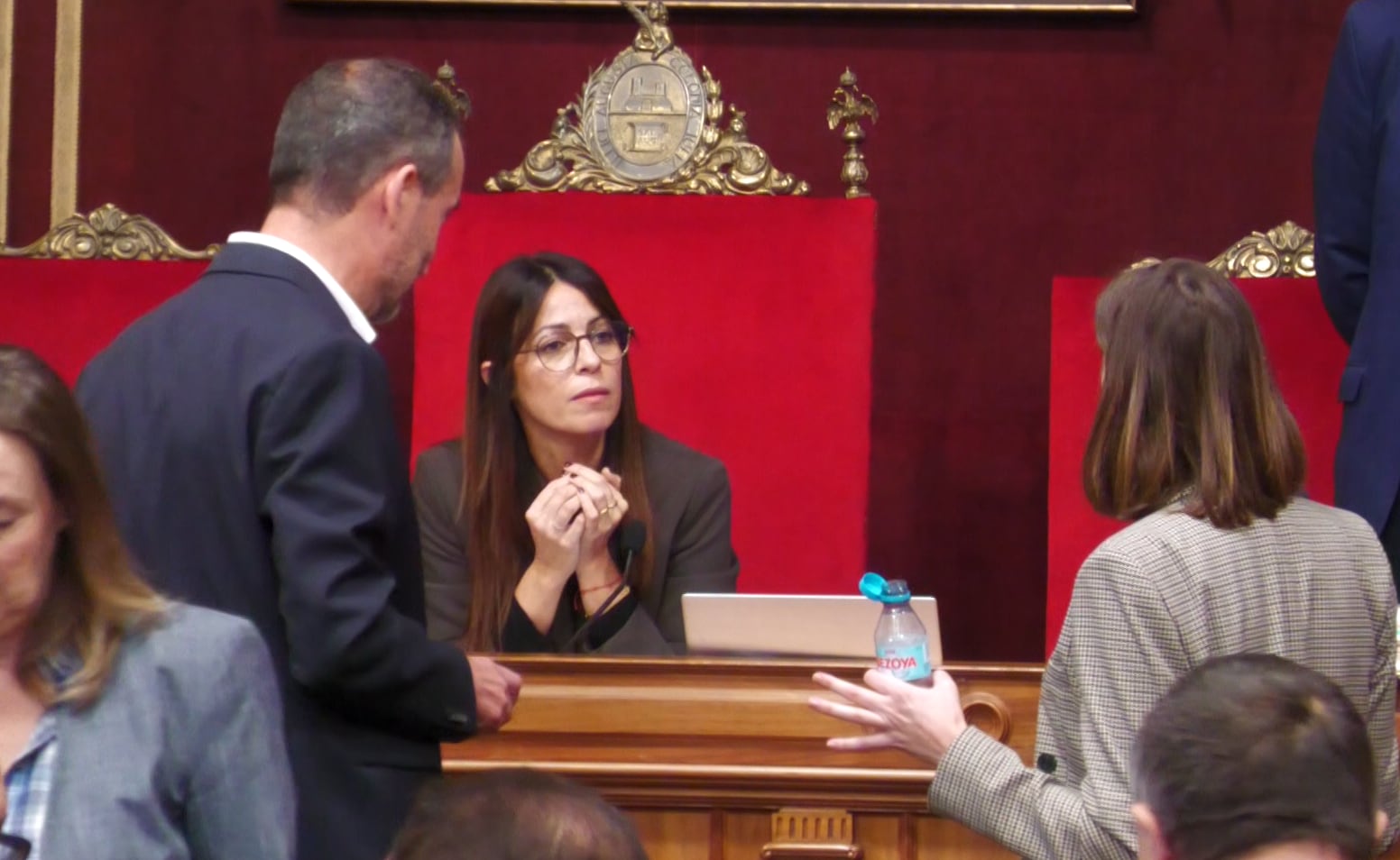 Esther Díez y Carlos González con la presidenta del pleno, Irene Ruiz