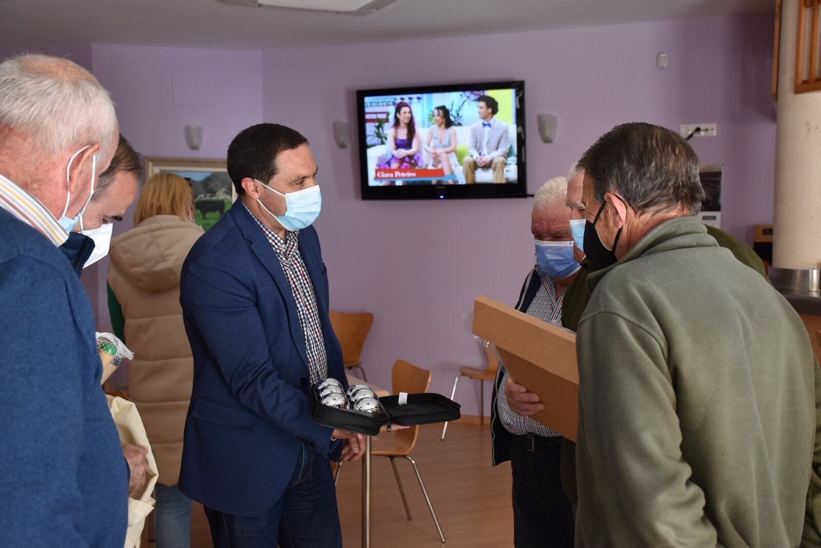 Álvaro Martínez Chana en la visita a la vivienda de mayores de Santa María de los Llanos