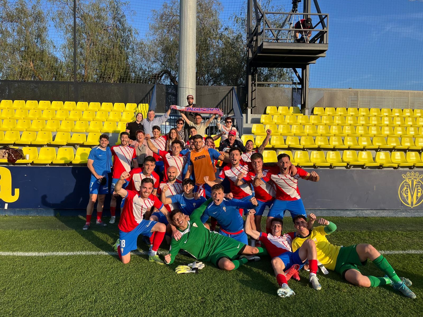 La plantilla celebra el triunfo