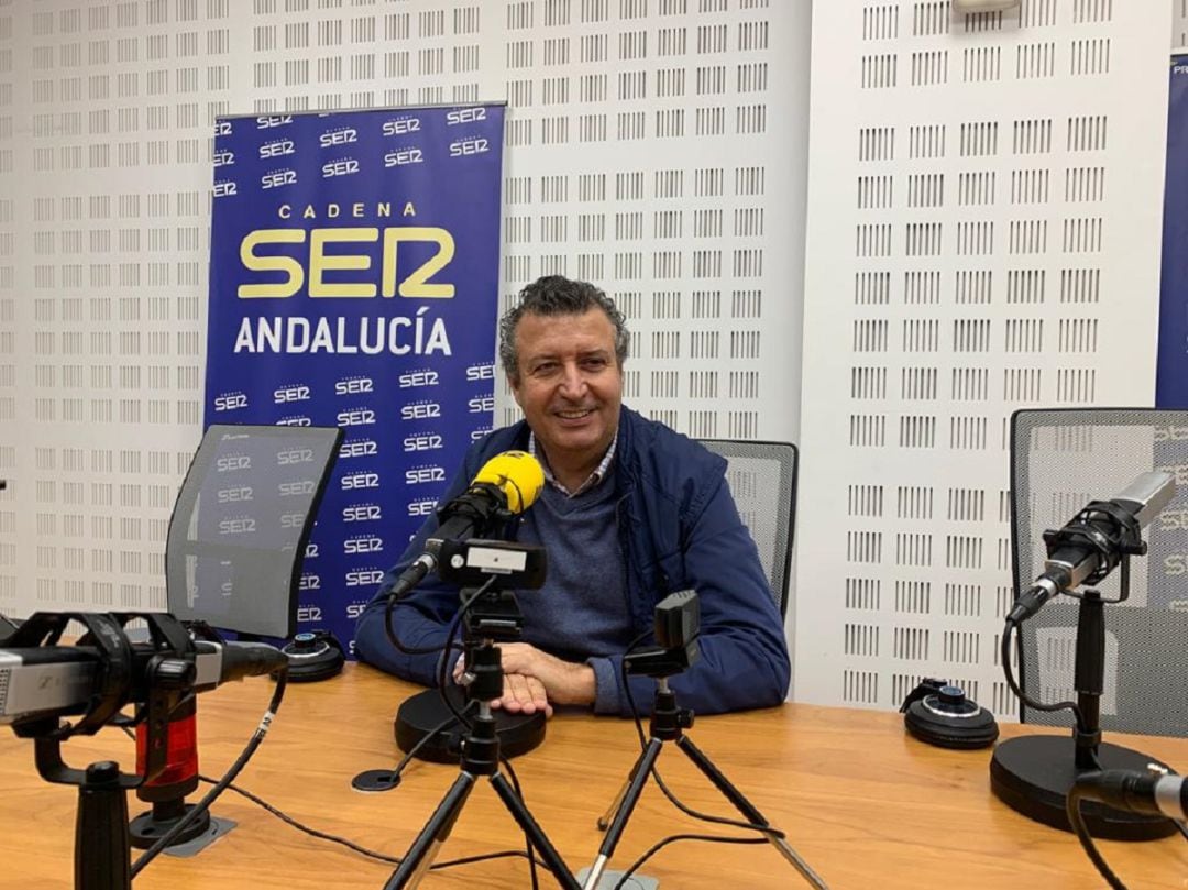 Javier Fernández, ante el micrófono de radio Sevilla en el estudio &#039;Iñaki Gabilondo&#039;