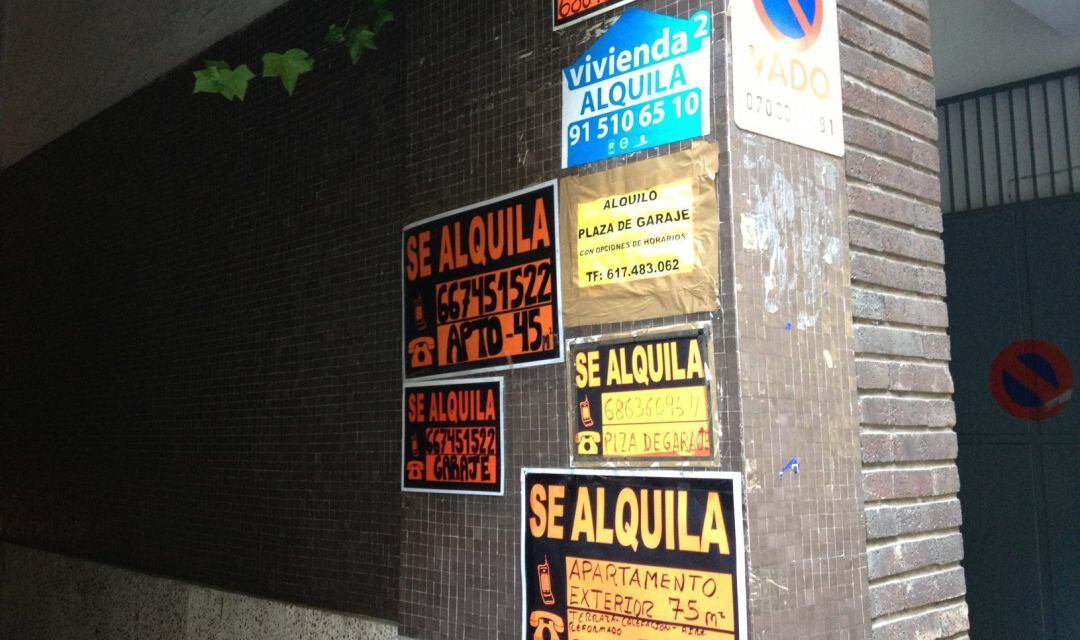 Carteles que anuncian viviendas en alquiler.