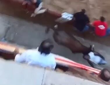 La cogida se produjo tras el salto del novillo al tramo del Coso por fuera