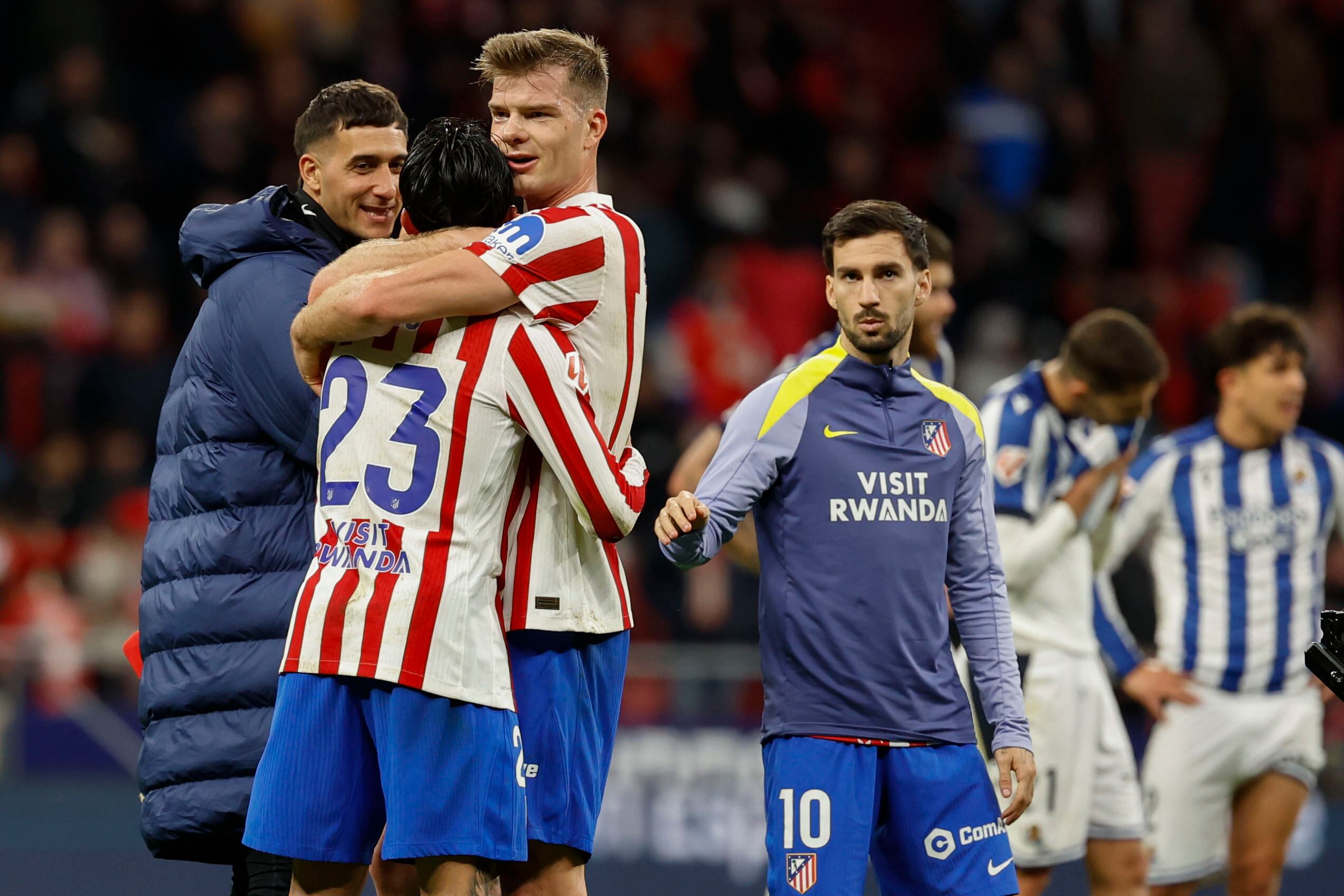 MADRID, 07/03/2026.- El delantero del Atlético Nico González (23) recibe la felicitación de sus compañeros por sus dos goles conseguidos ante la Real Sociedad durante el partido de la jornada 27 de Liga que disputan este sábado Atlético de Madrid y Real Sociedad en el estadio Metropolitano de Madrid. EFE/Mariscal