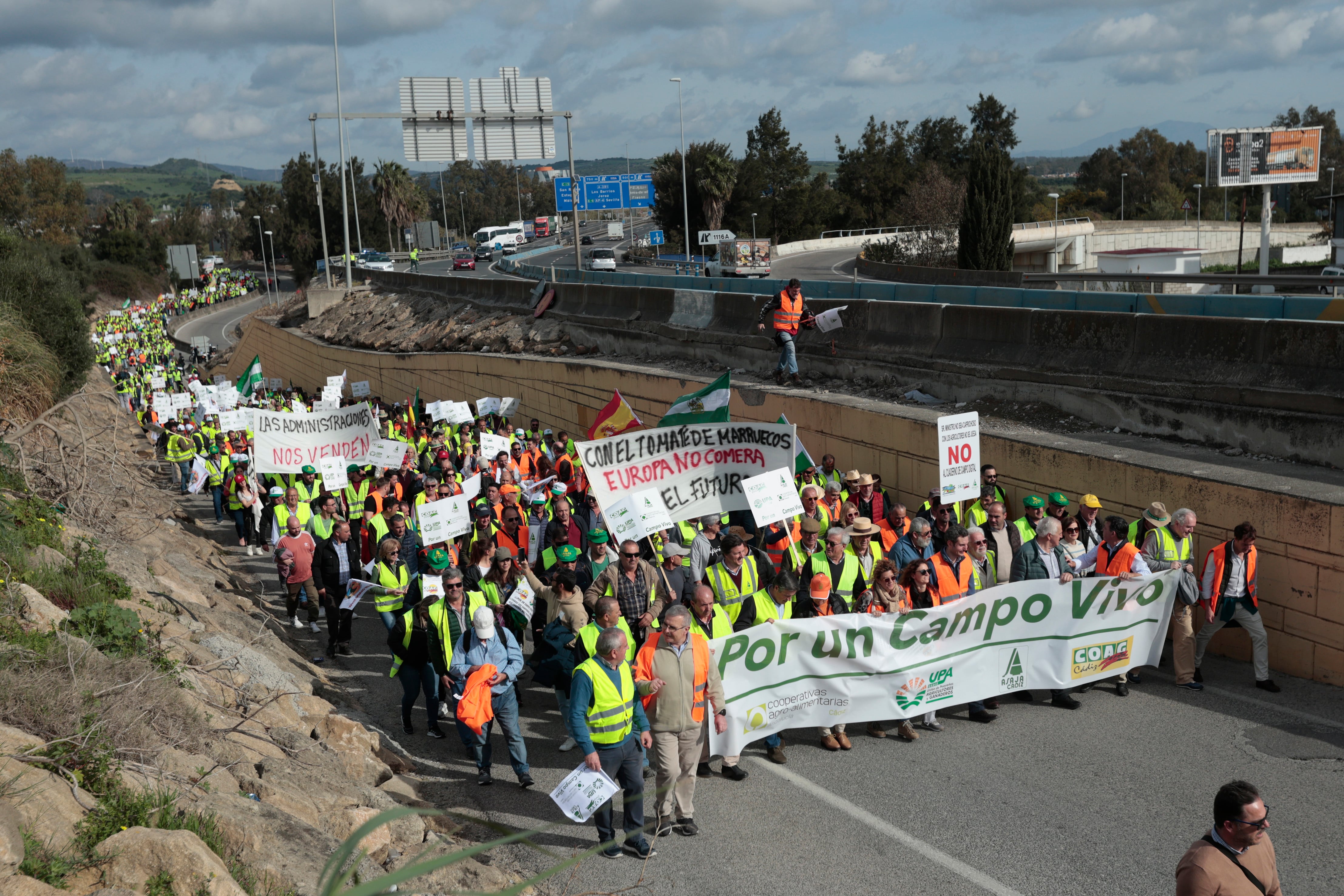 GRAFAND9092. ALGECIRAS (CÁDIZ), 22/02/2024.-Agricultores de toda Andalucía se movilizan hoy en Algeciras (Cádiz), donde han acudido a la convocatoria de las organizaciones agrarias con el objetivo de bloquear el puerto algecireño, la principal entrada marítima a la Unión Europea de productos de importación de terceros países como Marruecos. EFE/A.Carrasco Ragel.
