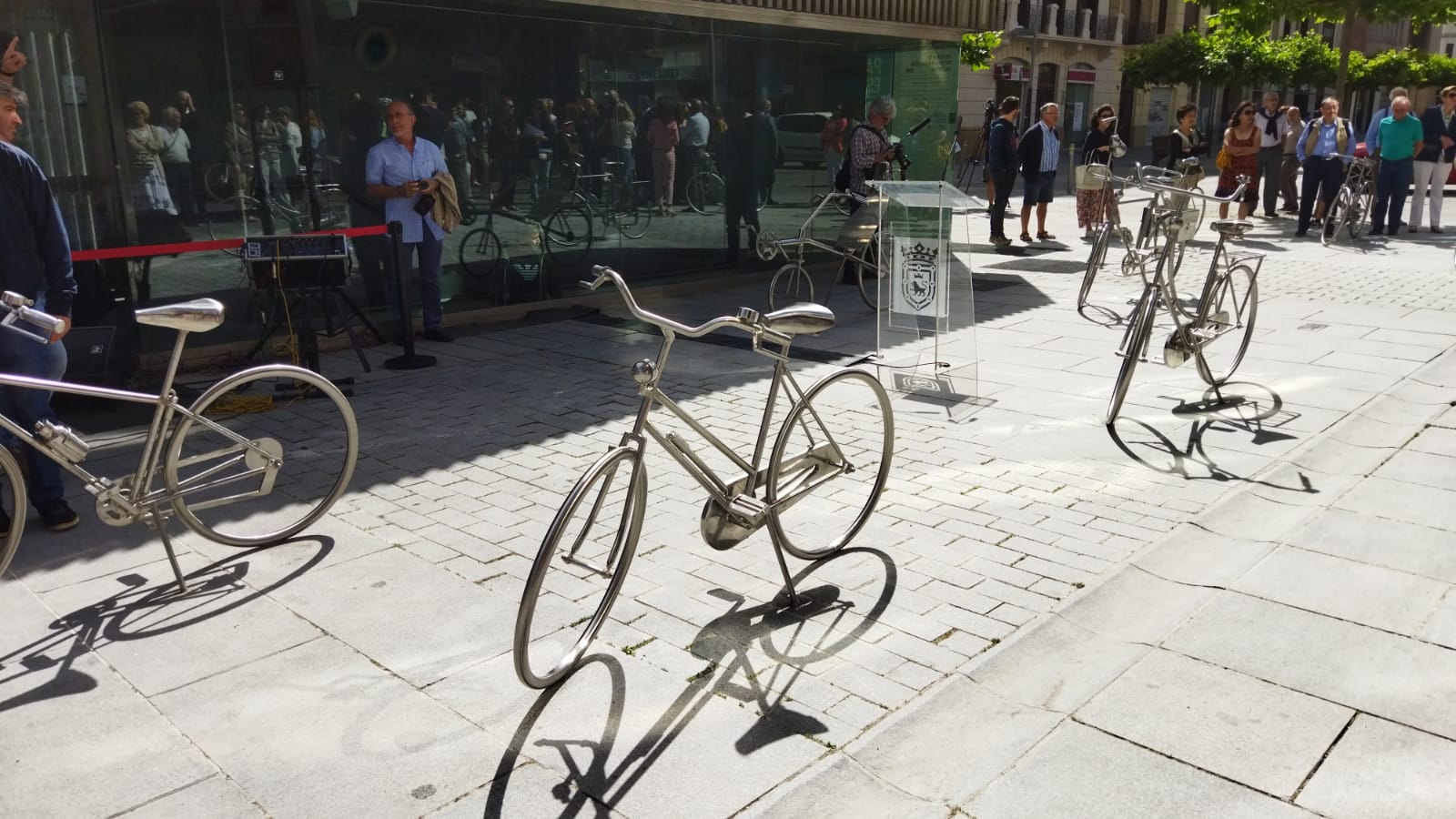 La composición escultórica &#039;Diez bicicletas&#039; situada en la avenida Carlos III