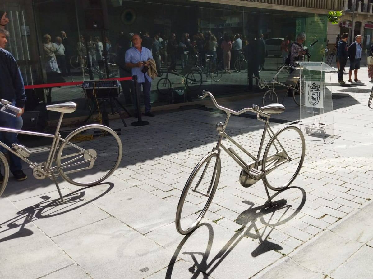 Diez bicicletas de acero inoxidable en la avenida Carlos III en Pamplona ponen en valor la movilidad sostenible