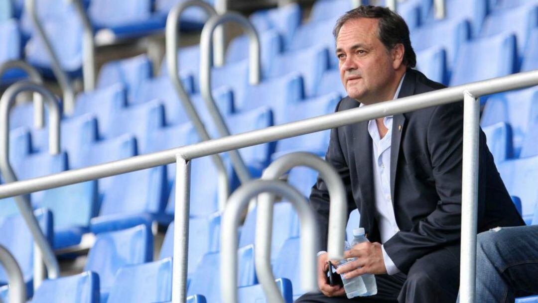 Aperribay observa un entrenamiento desde la grada de Zubieta