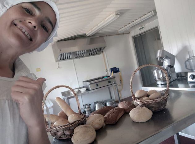 Cristina Prieto, en su panadería sin gluten de Trasmoz