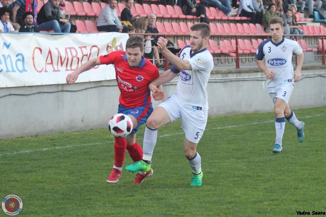 Unión Deportiva Ourense y Compostela, les separan un punto en la clasificación. Unión Deportiva Ourense, 49 puntos, Compostela 50 puntos.