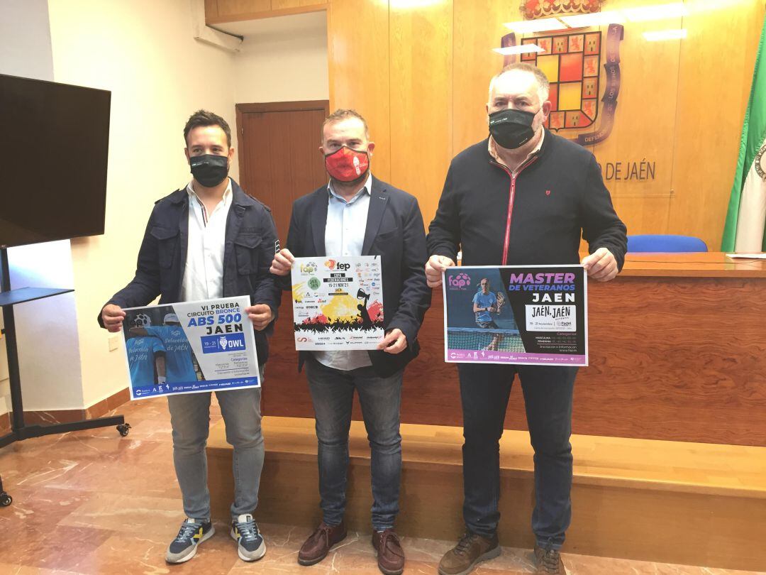 De izquierda a derecha, Eduardo Rubio director de pádel Indoor; Carlos Alberca Concejal de deportes y Miguel Lijero delegado provincial de la Federación Andaluza de Pádel