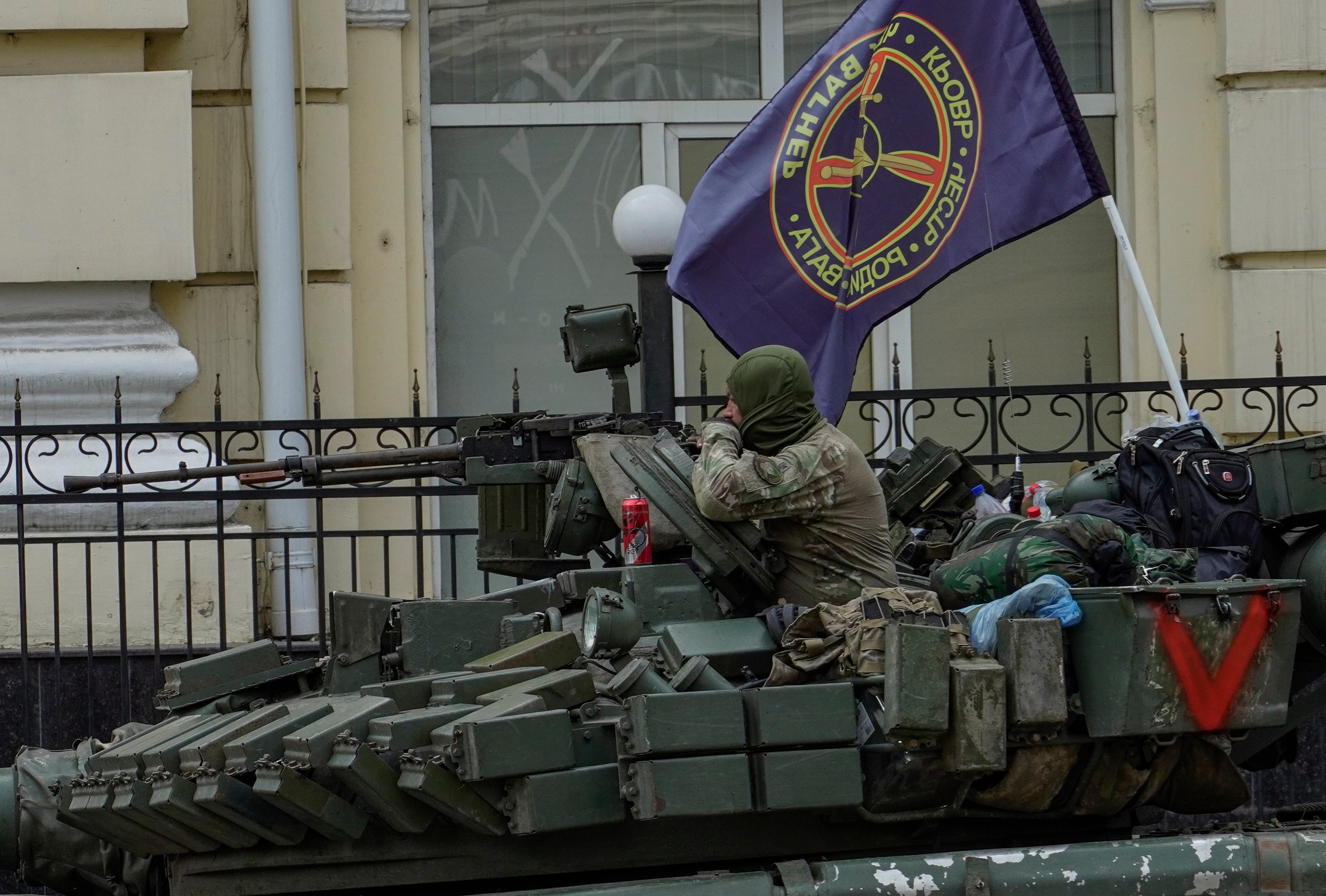 Un tanque y efectivos del Grupo Wagner durante la toma de la ciudad rusa Rostov del Don el 23 de junio.