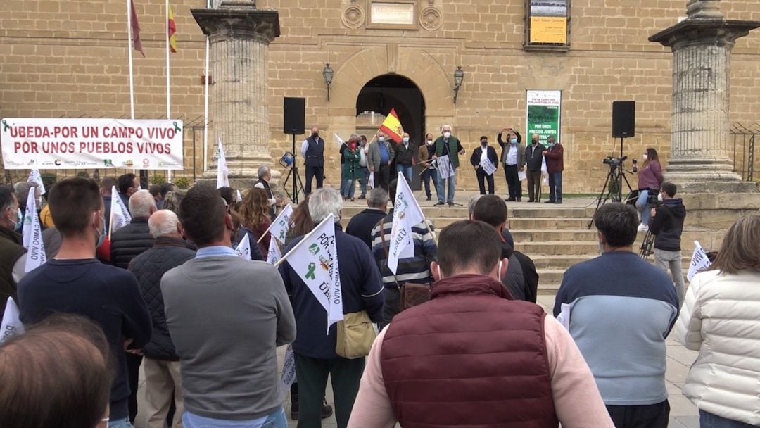 Olivareros y agricultores protestan a las puertas del Hospital de Santiago en Úbeda