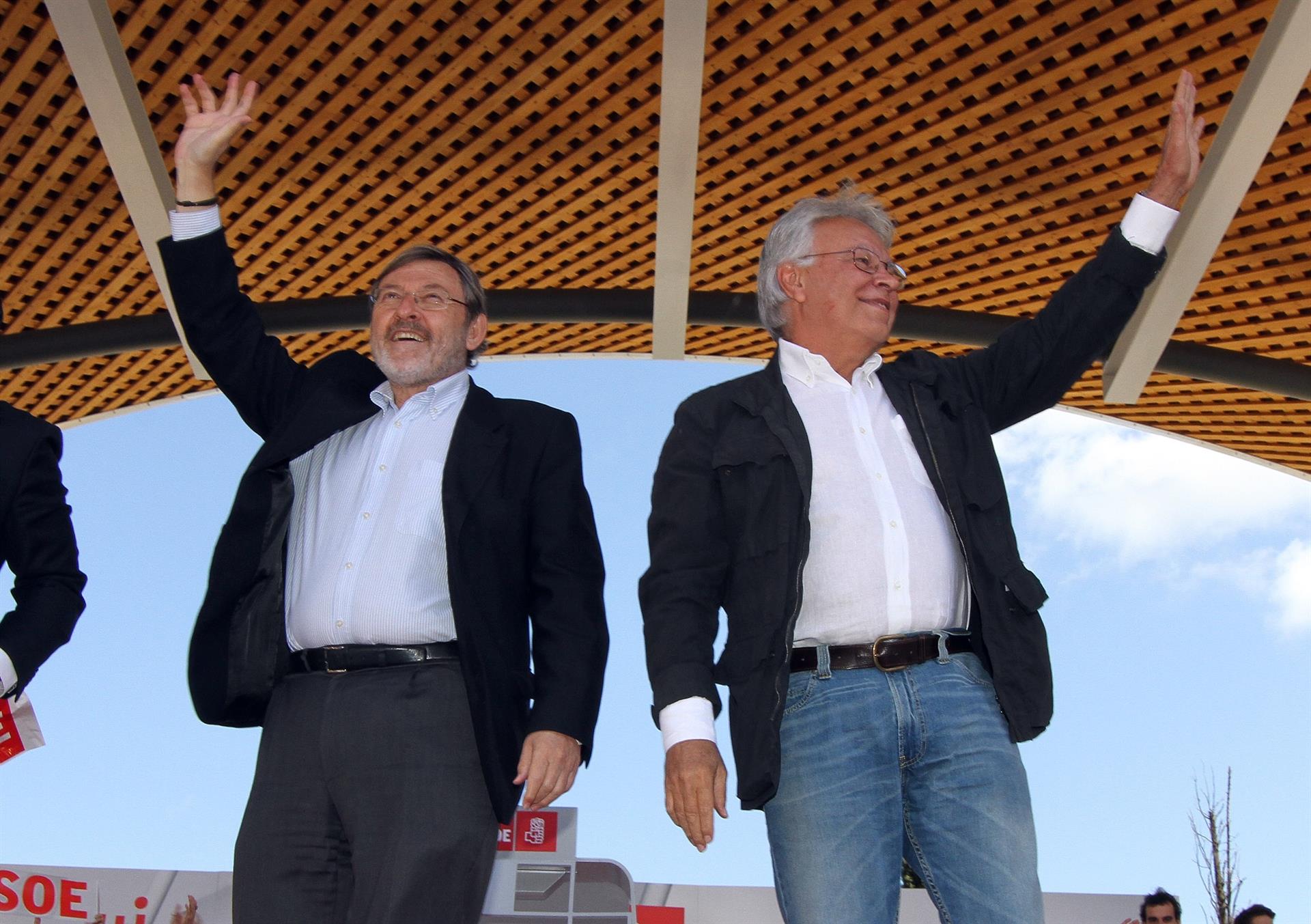 Archivo - El expresidente del Gobierno Felipe González con el exministro socialista Juan Manuel Eguiagaray