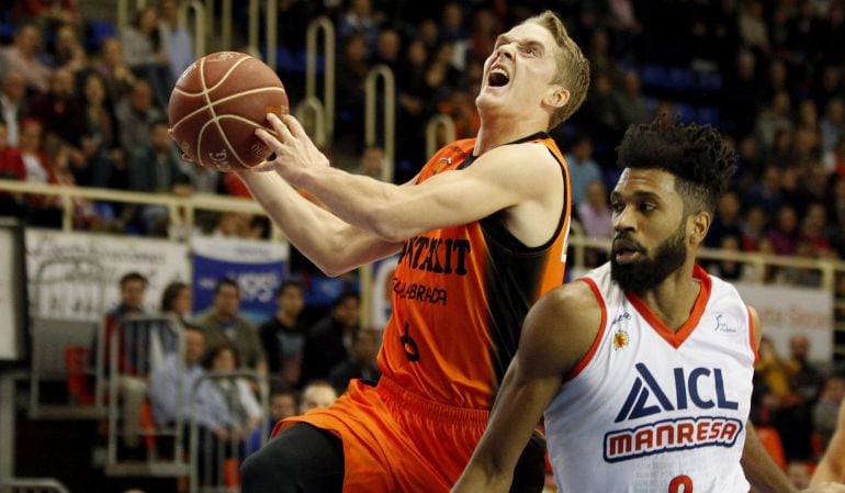 El base sueco del Montakit Fuenlabrada, Ludvig Erik Hakanson (i), entra a canasta y recibe la falta del escolta estadounidense del ICL Manresa, Scott Suggs (d), durante el partido de Liga ACB de Baloncesto disputado el pasado domingo en el Pabellón Fernan