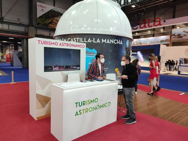 Visitando el espacio dedicado al Turismo Astronómico en el estand CLM en FITUR22. José Vicente Dorado recogiendo material sonoro para &quot;EL viaje empieza aquí&quot;