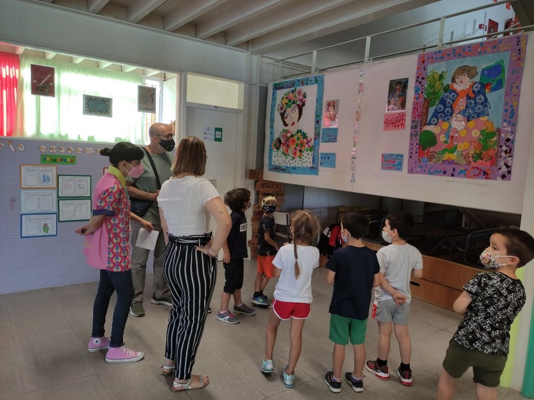 Alumnos, docentes y el pintor &quot;Vito Cano&quot; contemplando las obras de &quot;Estaciones con arte&quot;.