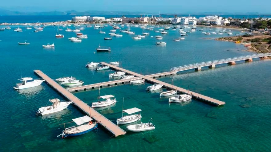Barcos en los pantalanes y fondeados en s'Estany des Peix
