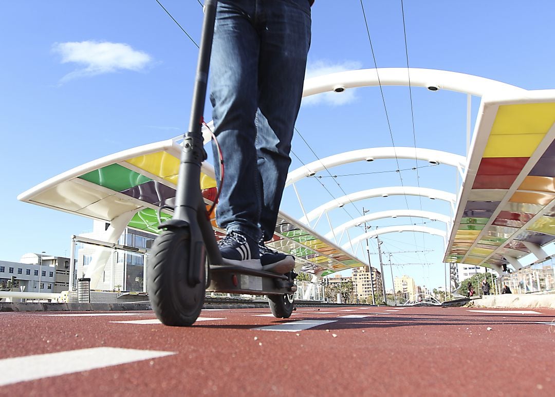 Patinete en la avenida del Mar de Castelló