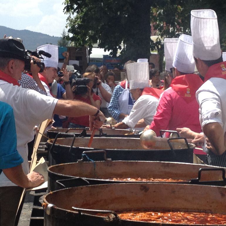 Una treintena de cocineros elaborarán más de 10.000 raciones de judión en la pradera de El Hospital