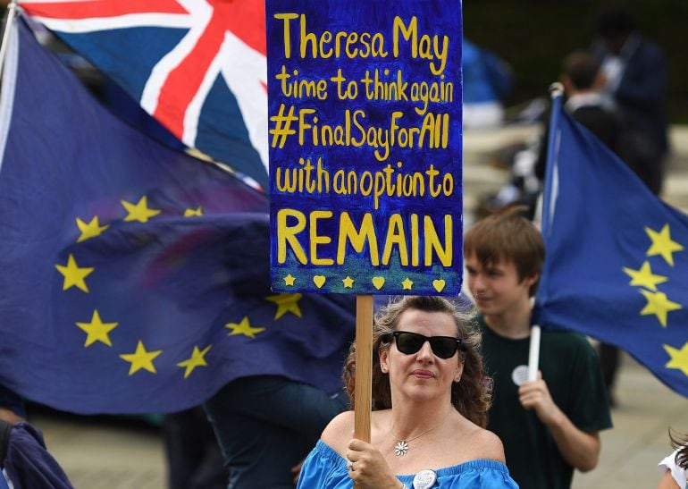 Una mujer partidaria de seguir en la UE protesta tras el rechazo de la Cámara de los Comunes a una enmienda que preveía otorgar al Parlamento británico poderes para determinar el curso de la negociación del Brexit.