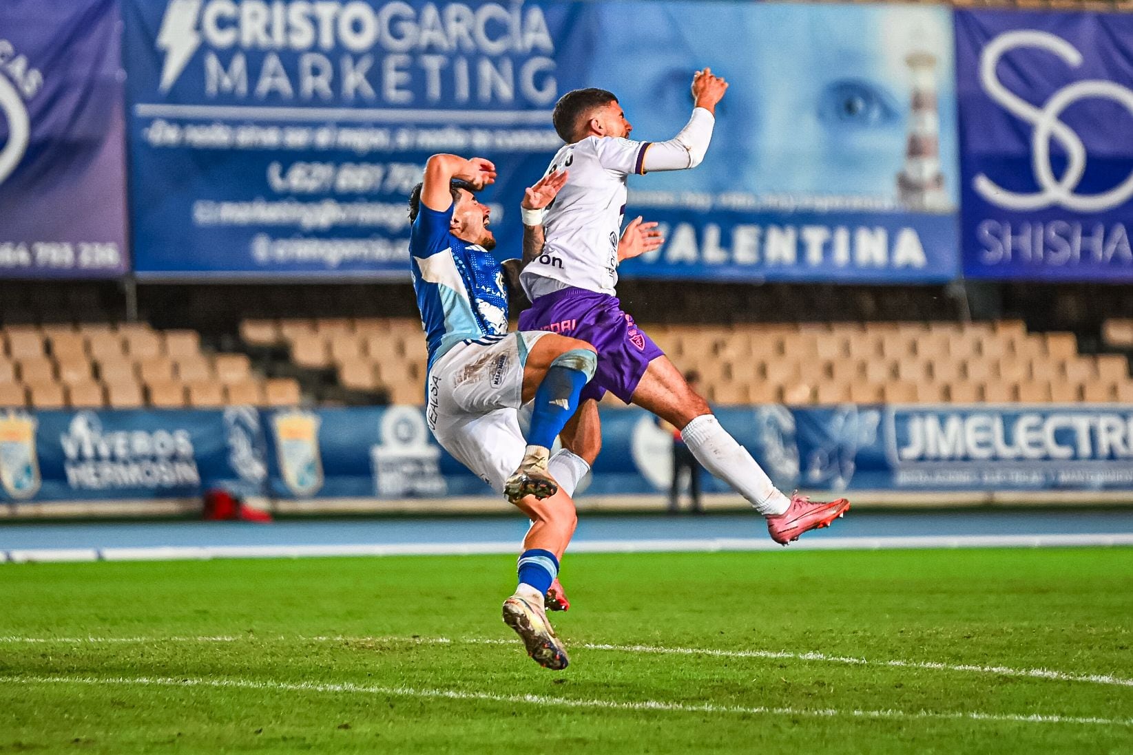 Curro y Chacartegui pelean por un balón en el estadio de Chapin.