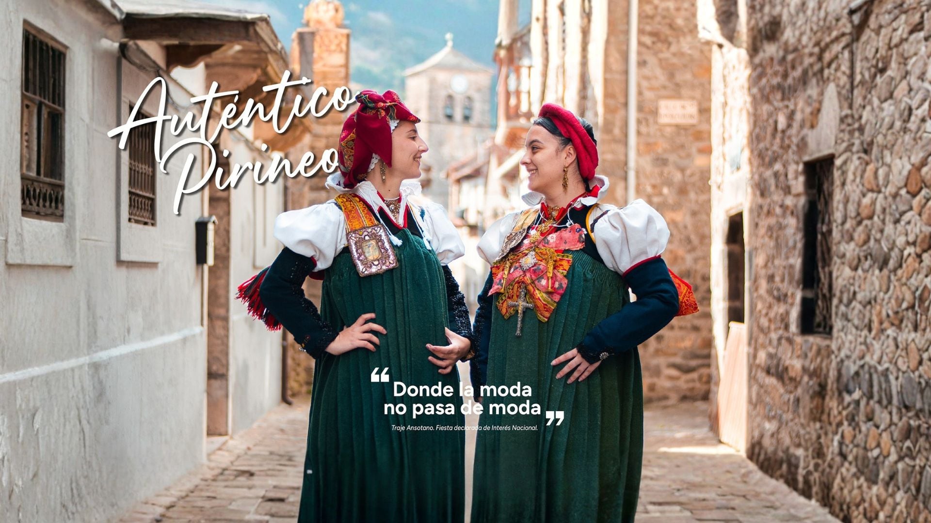 “Donde la moda no pasa de moda”. Está grabada en Ansó y protagonizada por mujeres ataviadas con el traje ansotano