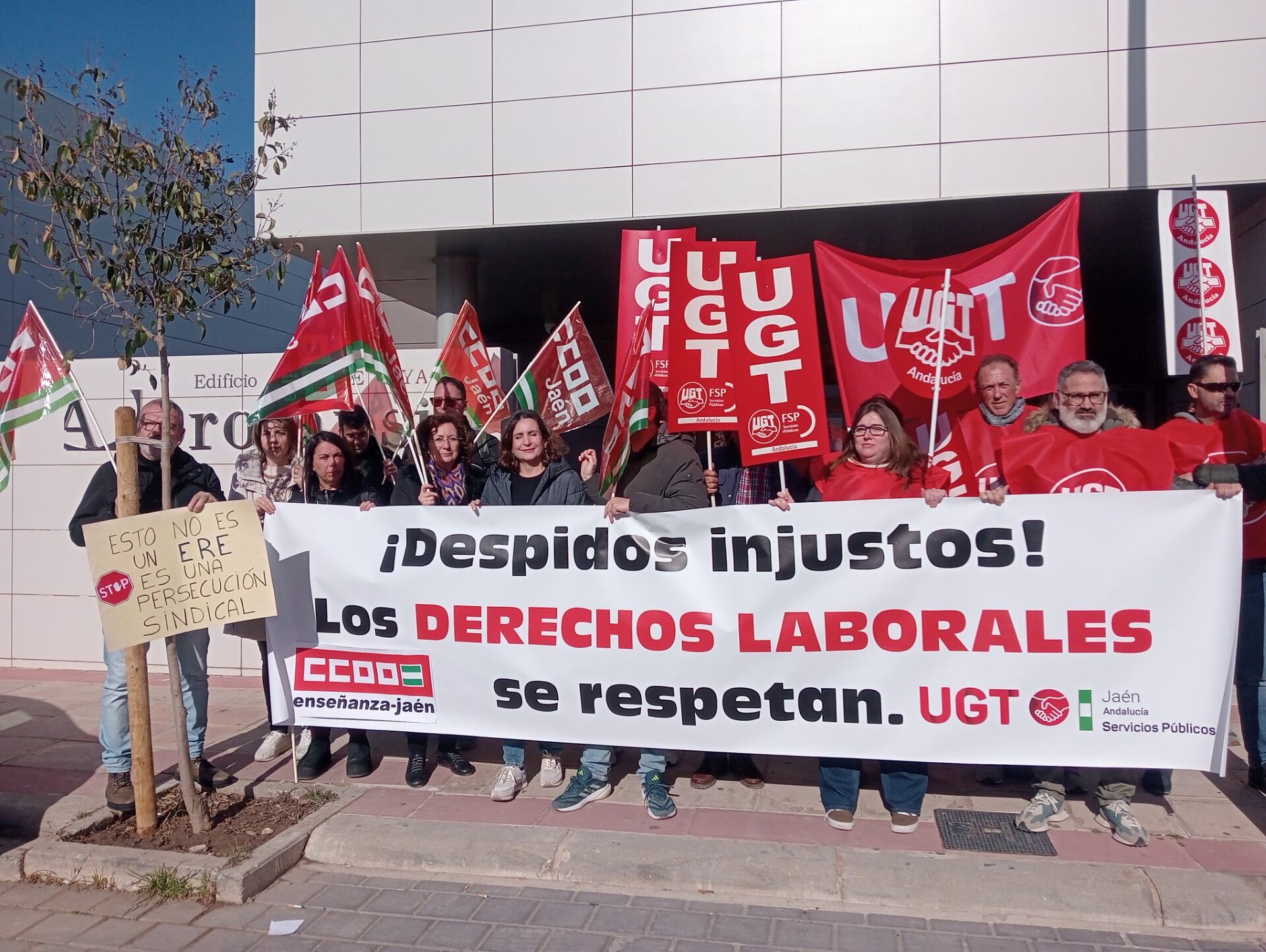 Miembros de los sindicatos CCOO y UGT ante las puertas de APRONSI